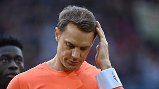 Gebrauchter Nachmittag: „Es war ein blöder Fehler von mir“, sagt Manuel Neuer nach dem Remis in Augsburg, Bezug nehmend auf den schnellsten (Gegen-)Treffer der Bundesliga-Geschichte. Gebrauchter Nachmittag: „Es war ein blöder Fehler von mir“, sagt Manuel Neuer nach dem Remis in Augsburg, Bezug nehmend auf den schnellsten (Gegen-)Treffer der Bundesliga-Geschichte.