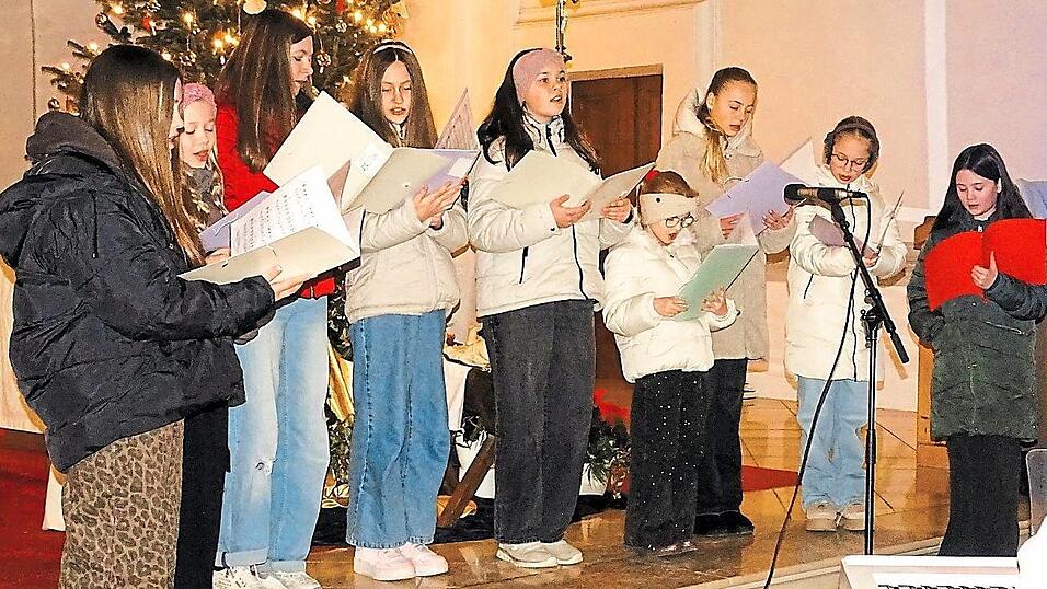 S&auml;mtliche Darbietungen aller Akteure - im Bild die &bdquo;M&auml;dels&ldquo; - wurden mit herzlich gespendetem Applaus honoriert.