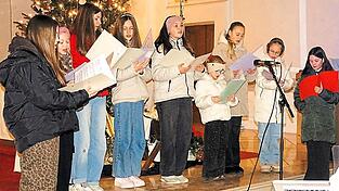 S&auml;mtliche Darbietungen aller Akteure - im Bild die &bdquo;M&auml;dels&ldquo; - wurden mit herzlich gespendetem Applaus honoriert.