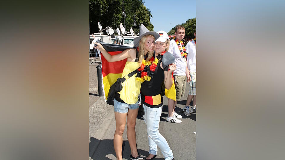 Christian Fertl war am Sonntag auf der Fanmeile in Berlin und erlebte dort das Achtelfinale gegen England auf Gro&szlig;leinwand.
