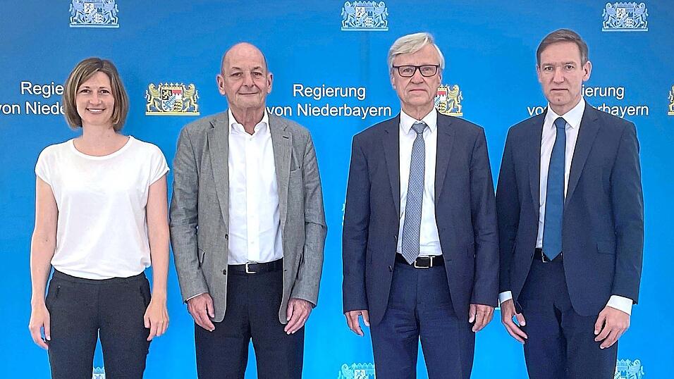 Stellten an der Regierung von Niederbayern in Landshut die Zensusergebnisse 2022 für Niederbayern vor (v. l.): Judith Schwitulla (Landesamt für Statistik), Professor Michael Fürnrohr (Leiter der Abteilung Zensus), Thomas Gößl (Präsident des Bayerischen Landesamtes für Statistik) und Regierungspräsident Rainer Haselbeck. Stellten an der Regierung von Niederbayern in Landshut die Zensusergebnisse 2022 für Niederbayern vor (v. l.): Judith Schwitulla (Landesamt für Statistik), Professor Michael Fürnrohr (Leiter der Abteilung Zensus), Thomas Gößl (Präsident des Bayerischen Landesamtes für Statistik) und Regierungspräsident Rainer Haselbeck.