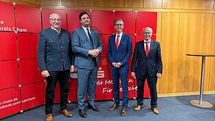 Landrat Franz Löffler, zugleich Verwaltungsratsvorsitzender, und der langjährige Vorstandsvorsitzende Franz Wittmann (rechts) mit dem künftigen Führungsduo Jonathan Stich (Zweiter von links) sowie Markus Robl.