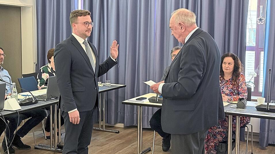 W&auml;hrend der Stadtratssitzung wurde Valentin Walk offiziell als Erster B&uuml;rgermeister der Stadt Dingolfing vereidigt.