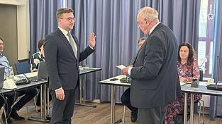 Während der Stadtratssitzung wurde Valentin Walk offiziell als Erster Bürgermeister der Stadt Dingolfing vereidigt. Während der Stadtratssitzung wurde Valentin Walk offiziell als Erster Bürgermeister der Stadt Dingolfing vereidigt.