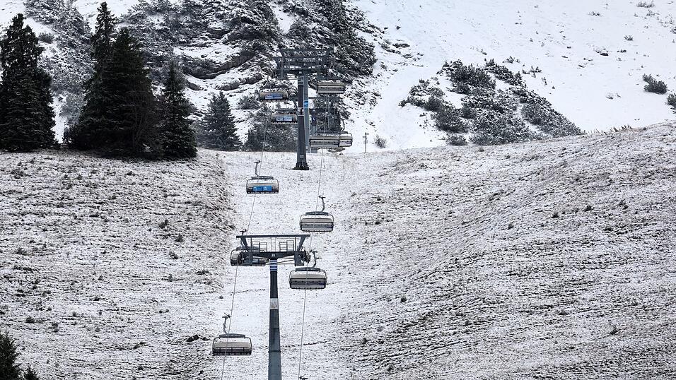 Der Deutsche Wetterdienst (DWD) rechnet oberhalb der 1.000-Meter-Marke mit 10 bis 20 Zentimeter Neuschnee. Der Deutsche Wetterdienst (DWD) rechnet oberhalb der 1.000-Meter-Marke mit 10 bis 20 Zentimeter Neuschnee.