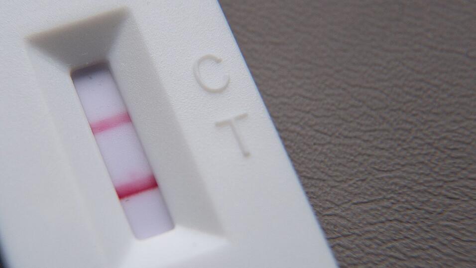 Weil er nicht gemachte Corona-Tests im Umfang von etwa 220.000 Euro abgerechnet hat, ist ein Angeklagter in Augsburg zu einer Bewährungsstrafe verurteilt worden. (Symbolbild) Weil er nicht gemachte Corona-Tests im Umfang von etwa 220.000 Euro abgerechnet hat, ist ein Angeklagter in Augsburg zu einer Bewährungsstrafe verurteilt worden. (Symbolbild)