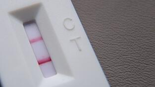 Weil er nicht gemachte Corona-Tests im Umfang von etwa 220.000 Euro abgerechnet hat, ist ein Angeklagter in Augsburg zu einer Bewährungsstrafe verurteilt worden. (Symbolbild) Weil er nicht gemachte Corona-Tests im Umfang von etwa 220.000 Euro abgerechnet hat, ist ein Angeklagter in Augsburg zu einer Bewährungsstrafe verurteilt worden. (Symbolbild)