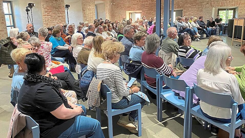 Der Saal war bis auf den letzten Platz gef&uuml;llt.