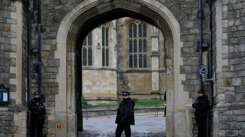 Polizisten bewachen das Tor von Schloss Windsor am ersten Weihnachtstag. Polizisten bewachen das Tor von Schloss Windsor am ersten Weihnachtstag.