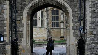 Polizisten bewachen das Tor von Schloss Windsor am ersten Weihnachtstag. Polizisten bewachen das Tor von Schloss Windsor am ersten Weihnachtstag.