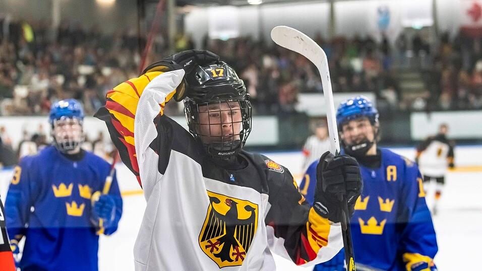 Luca Hauf erzielt bei der 1:7-Niederlage der deutschen U18-Auswahl im WM-Viertelfinale gegen Schweden den Ehrentreffer. Luca Hauf erzielt bei der 1:7-Niederlage der deutschen U18-Auswahl im WM-Viertelfinale gegen Schweden den Ehrentreffer.