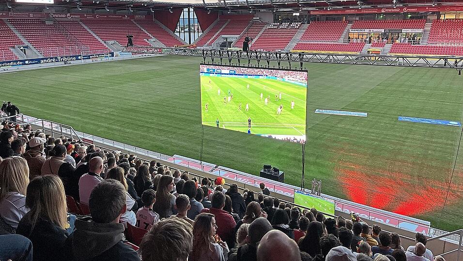 M&uuml;nchner Rasen vor dem Gr&uuml;n des Regensburger Jahnstadions: Das erste Public Viewing war ein Erfolg.