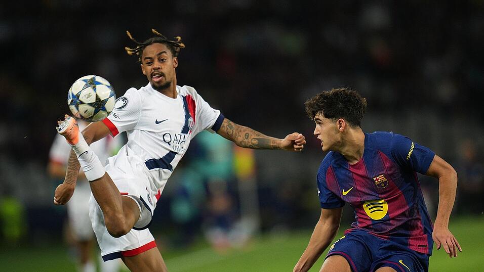 Artistisch: Bradley Barcola gewinnt mit Paris Saint-Germain verdient beim FC Barcelona.