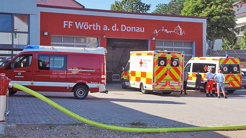 Rettungswagen vor dem Wörther Feuerwehrhaus. Rettungswagen vor dem Wörther Feuerwehrhaus.