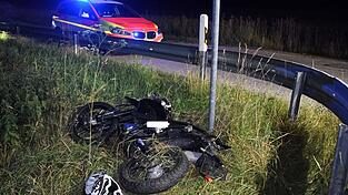 Ein 17-Jähriger ist am Montagabend bei Schalkham mit seinem Motorrad gestürzt.