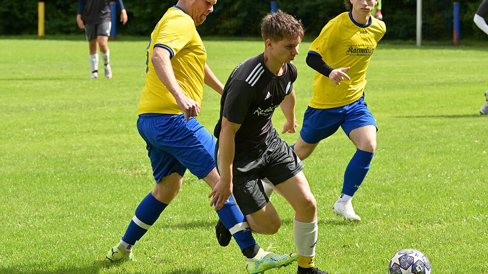 Schon in der vergangenen Saison der A-Klasse Straubing soll es in der Mannschaft der SG Post Kagers (in Gelb-Blau, Szene aus der Partie gegen die DJK Straubing II) immer wieder zu Streitigkeiten gekommen sein. Nach zwei Spieltagen der Saison 2024/25 eskalierte das Ganze nach der Partie in Falkenfels. In der Folge hat die SG Post Kagers die erste Mannschaft aus dem Spielbetrieb genommen. Schon in der vergangenen Saison der A-Klasse Straubing soll es in der Mannschaft der SG Post Kagers (in Gelb-Blau, Szene aus der Partie gegen die DJK Straubing II) immer wieder zu Streitigkeiten gekommen sein. Nach zwei Spieltagen der Saison 2024/25 eskalierte das Ganze nach der Partie in Falkenfels. In der Folge hat die SG Post Kagers die erste Mannschaft aus dem Spielbetrieb genommen.