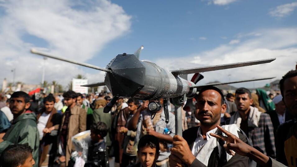 Seit Beginn des Gaza-Kriegs im Oktober 2023 greift die jemenitische Huthi-Miliz Israel regelmäßig mit Raketen und Drohnen an – als Ausdruck ihrer Solidarität mit der islamistischen Hamas. (Archivbild) Seit Beginn des Gaza-Kriegs im Oktober 2023 greift die jemenitische Huthi-Miliz Israel regelmäßig mit Raketen und Drohnen an – als Ausdruck ihrer Solidarität mit der islamistischen Hamas. (Archivbild)