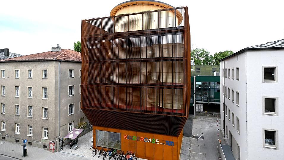 Der preisgekrönte Architekt Francis Kere gestaltete die neue Kita der TUM. Der preisgekrönte Architekt Francis Kere gestaltete die neue Kita der TUM.