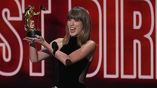 Taylor Swift freut sich über drei VMA-Preise. Taylor Swift freut sich über drei VMA-Preise.