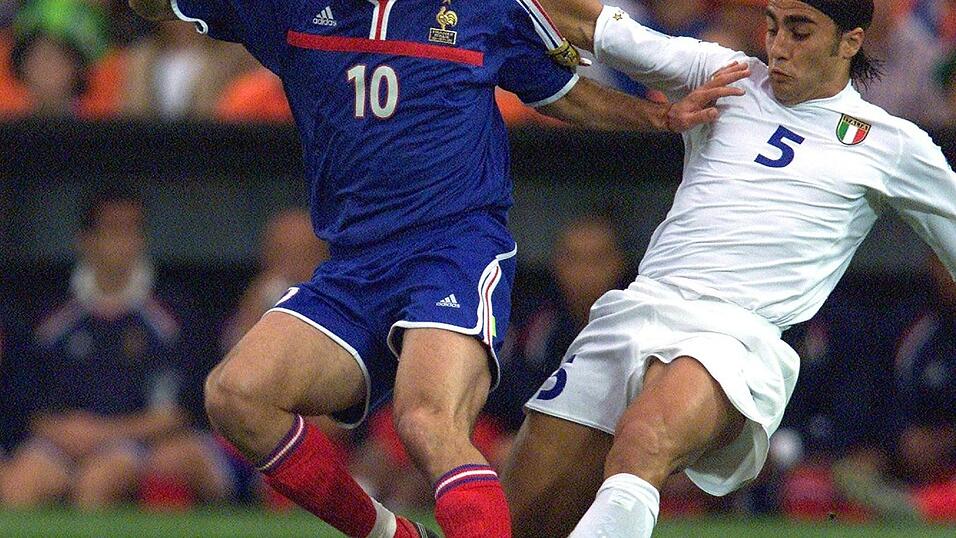 Rotterdam, 2. Juli 2000 | Der Franzose Zinedine Zidane (l.) im Zweikampf mit dem Italiener Fabio Cannavaro (r.). Im Endspiel gewinnt Weltmeister Frankreich gegen Italien im Feyenoord-Stadion 'De Kuip' durch Golden Goal.