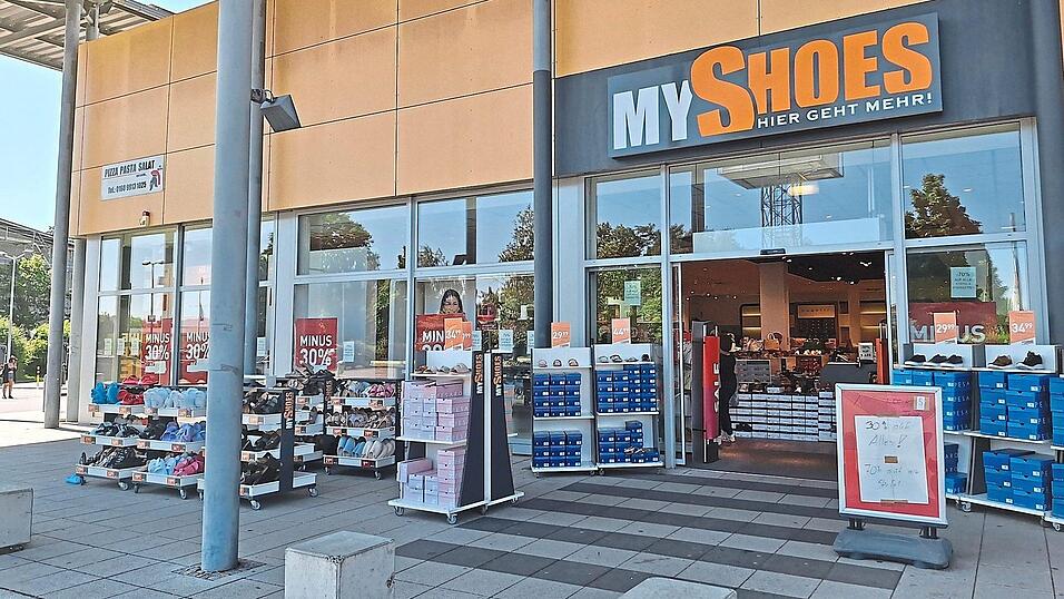 Alles muss raus: In der MyShoes-Filiale in Janahof hat der große Ausverkauf begonnen. Ende des Monats ist Schluss. Für die Beschäftigten wurden individuelle Lösungen gefunden, heißt es von Unternehmensseite. Alles muss raus: In der MyShoes-Filiale in Janahof hat der große Ausverkauf begonnen. Ende des Monats ist Schluss. Für die Beschäftigten wurden individuelle Lösungen gefunden, heißt es von Unternehmensseite.