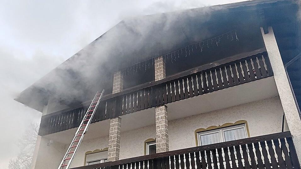 Das Feuer ist im dritten Stock ausgebrochen.