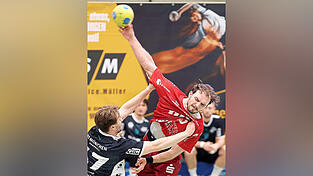 Voll in seinem Element: Leon Gerstner (re.) kommt trotz kerniger St&ouml;rman&ouml;ver regelm&auml;&szlig;ig zum Abschluss - und zu Toren. So soll&rsquo;s auch in Allach sein.