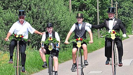 Trotz der geradezu tropischen Temperaturen freuten sich alle Teilnehmer, dass heuer wenigstens eine Ausfahrt mit den historischen R&auml;dern stattfinden konnte.