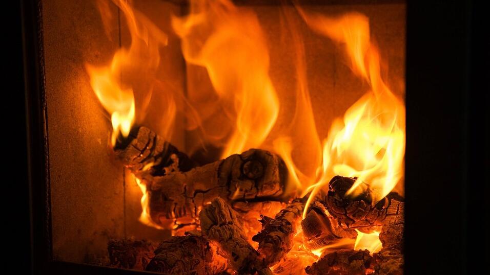 Ein Kaminfeuer im Wohnzimmer. Das Umweltbundesamt fordert, dass bei neuen Häusern keine Kamine mehr eingebaut werden sollen. (Symbolbild) Ein Kaminfeuer im Wohnzimmer. Das Umweltbundesamt fordert, dass bei neuen Häusern keine Kamine mehr eingebaut werden sollen. (Symbolbild)