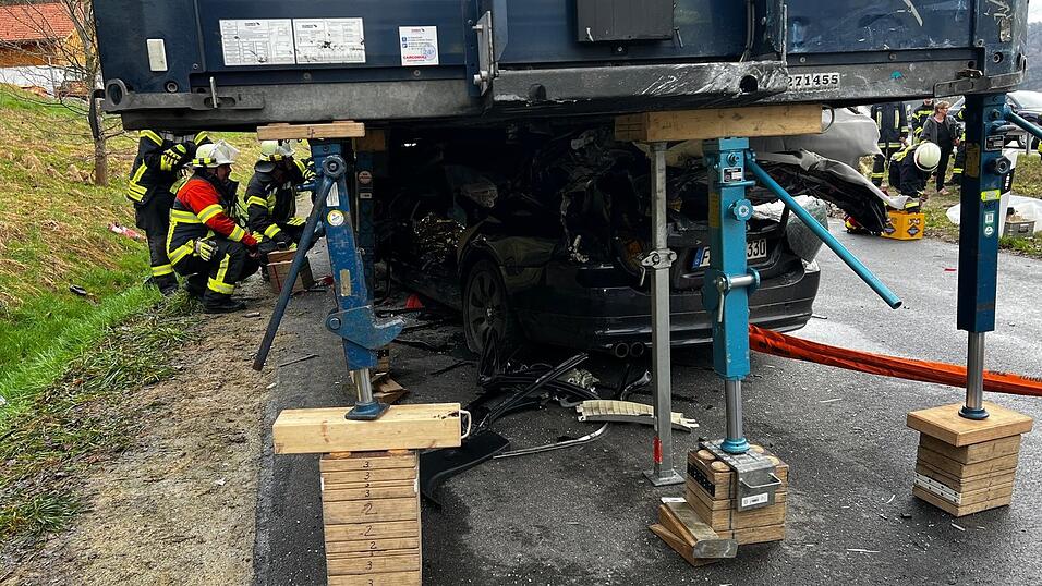 Der Fahrer wurde schwer verletzt in ein Krankenhaus gebracht.