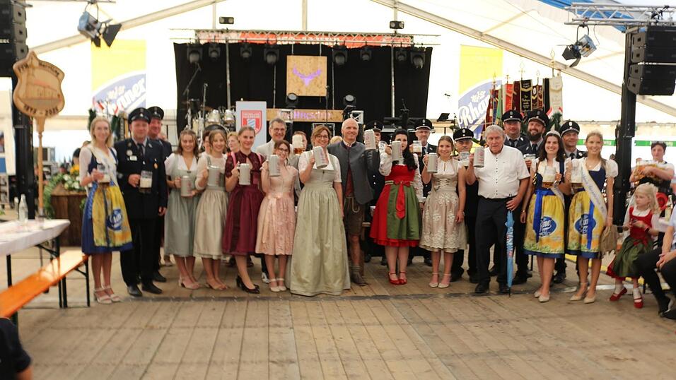 Die Honoratioren sto&szlig;en auf das Fest an.