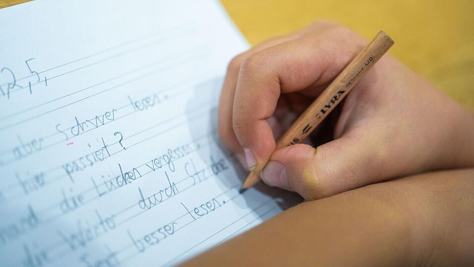 Sobald sie es dürfen, fallen viele Kinder wieder auf die Druckschrift zurück (Symbolbild). Sobald sie es dürfen, fallen viele Kinder wieder auf die Druckschrift zurück (Symbolbild).