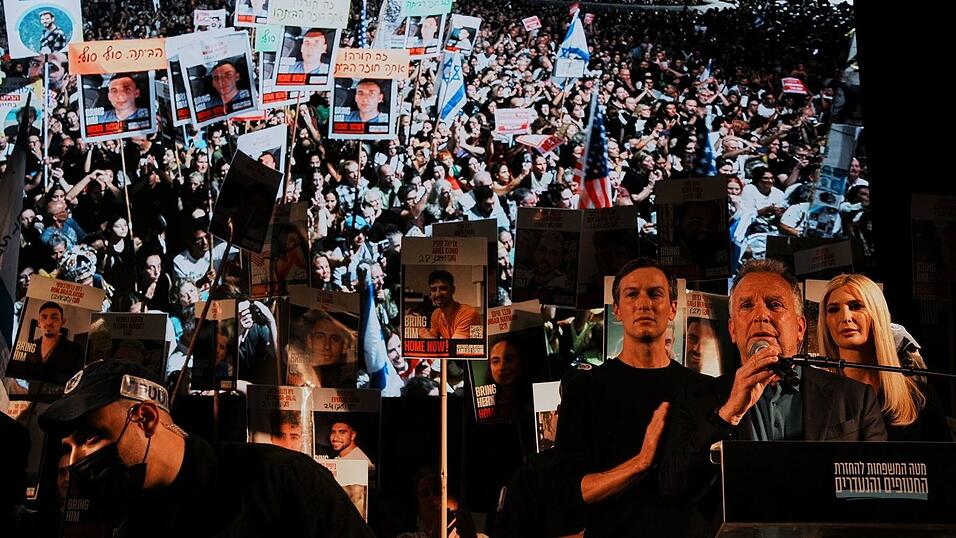 Witkoff wurde von Trumps Tochter Ivanka und deren Mann Jared Kushner begleitet. Witkoff wurde von Trumps Tochter Ivanka und deren Mann Jared Kushner begleitet.