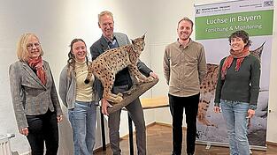 Diese Luchs-Experten informierten und riefen zur Übermittlung von Daten im Zusammenhang mit dem Luchs auf. In der Mitte Prof. Dr. Volker Zahner. Diese Luchs-Experten informierten und riefen zur Übermittlung von Daten im Zusammenhang mit dem Luchs auf. In der Mitte Prof. Dr. Volker Zahner.