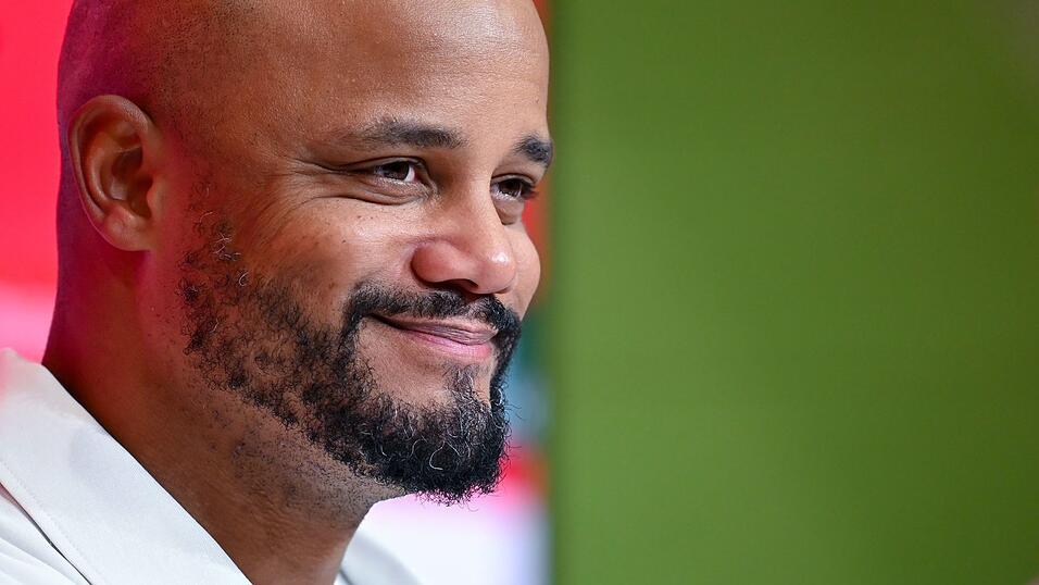 Darf er sich auf eine weitere Saison mit Laimer freuen? Bayern-Trainer Kompany. (Archivbild) Darf er sich auf eine weitere Saison mit Laimer freuen? Bayern-Trainer Kompany. (Archivbild)