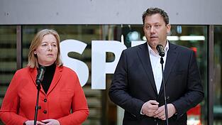 Wie lange bleiben Bärbel Bas und Lars Klingbeil - hier nach der verlorenen Landtagswahl in Rheinland-Pfalz - an der SPD-Spitze? (Archivfoto) Wie lange bleiben Bärbel Bas und Lars Klingbeil - hier nach der verlorenen Landtagswahl in Rheinland-Pfalz - an der SPD-Spitze? (Archivfoto)