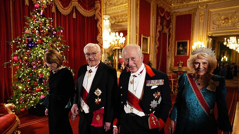 König Charles (2.v.r.) und Frank-Walter Steinmeier (2.v.l.) samt ihren Frauen auf dem Weg zum Staatsbankett. Der König sorgte mit amüsanten Weisheiten für eine lockere Stimmung. König Charles (2.v.r.) und Frank-Walter Steinmeier (2.v.l.) samt ihren Frauen auf dem Weg zum Staatsbankett. Der König sorgte mit amüsanten Weisheiten für eine lockere Stimmung.