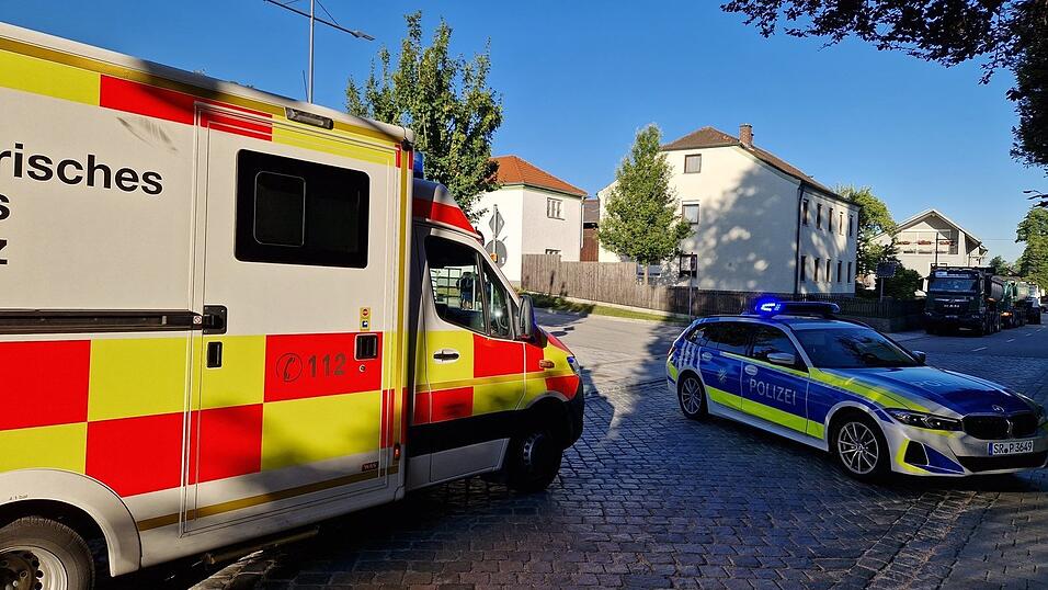 Die Landauer Straße war wegen des Unfalls für etwa eine halbe Stunde gesperrt. Die Landauer Straße war wegen des Unfalls für etwa eine halbe Stunde gesperrt.