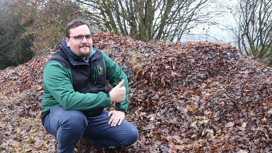 Joseph Gaißmaier findet Laub nicht nur für Igelhaufen sinnvoll, sondern beispielsweise auch zur Nährstoffrückführung auf den Beeten. Das kommt auch den Kleinlebewesen zugute. Joseph Gaißmaier findet Laub nicht nur für Igelhaufen sinnvoll, sondern beispielsweise auch zur Nährstoffrückführung auf den Beeten. Das kommt auch den Kleinlebewesen zugute.
