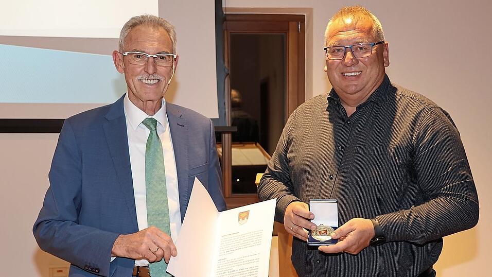 Bürgermeister Georg Krojer ehrte Hubert Oberprieler (r.) mit der Bürgermedaille.