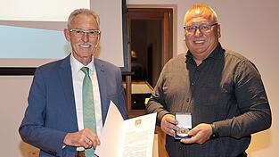 Bürgermeister Georg Krojer ehrte Hubert Oberprieler (r.) mit der Bürgermedaille. Bürgermeister Georg Krojer ehrte Hubert Oberprieler (r.) mit der Bürgermedaille.