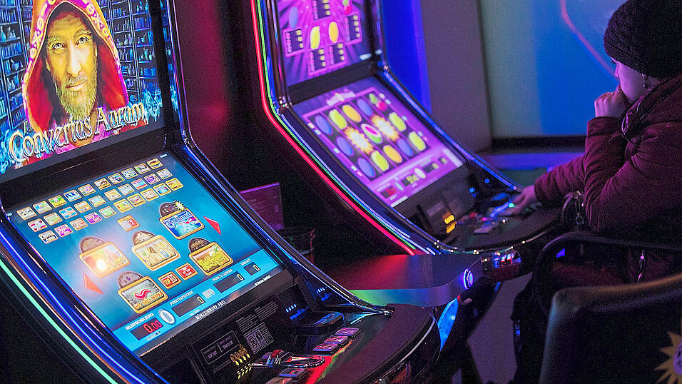 Herzrasen und Panikattacken quälten den 37-Jährigen - und trotzdem zog es den Weidener immer wieder in Casinos und Spielhallen. Herzrasen und Panikattacken quälten den 37-Jährigen - und trotzdem zog es den Weidener immer wieder in Casinos und Spielhallen.