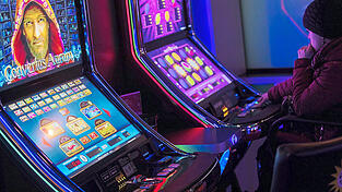 Herzrasen und Panikattacken quälten den 37-Jährigen - und trotzdem zog es den Weidener immer wieder in Casinos und Spielhallen. Herzrasen und Panikattacken quälten den 37-Jährigen - und trotzdem zog es den Weidener immer wieder in Casinos und Spielhallen.