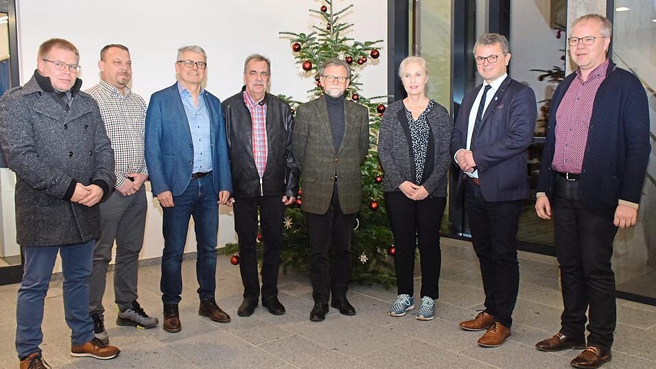 Das Gremium freut sich &uuml;ber die personelle Verst&auml;rkung des Gesundheitszentrums Ost-Oberpfalz (von links): Maximilian Lang, Stadtrat und st&auml;dtischer Gesundheitsbeauftragter, Harald Klatzka, Stadtrat Martin Scharf, Stadtrat Erich Schmid, Stadtrat Dr. Richard Wagner, Internist und &auml;rztlicher Leiter GZO, Dr. Katharina Grinnus-Bochhammer, B&uuml;rgermeister Martin Birner und Georg Keil, Gesch&auml;ftsleiter der Stadt Neunburg vorm Wald und Gesch&auml;ftsf&uuml;hrer GZO.