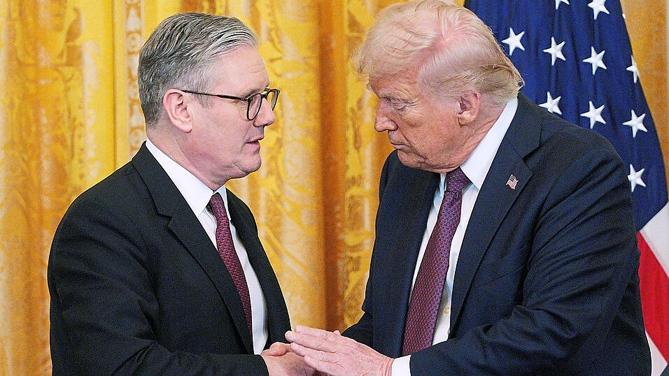US-Präsident Donald Trump und der britische Premierminister Keir Starmer geben sich nach ihrem Treffen im Oval Office die Hand. US-Präsident Donald Trump und der britische Premierminister Keir Starmer geben sich nach ihrem Treffen im Oval Office die Hand.