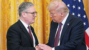 US-Präsident Donald Trump und der britische Premierminister Keir Starmer geben sich nach ihrem Treffen im Oval Office die Hand.