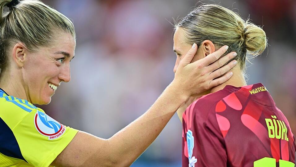 Schwedens Linda Sembrant tröstet ihre frühere Bayern-Kollegin Klara Bühl.