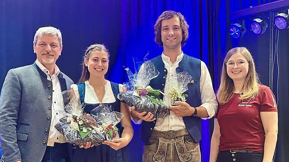 Zum Dank erhielten Antonia und Tobias vom Bürgermeister und Drachenstich-Organisationsleiterin Anna-Lena Fischer je eine Jacke und eine Drachenstele.