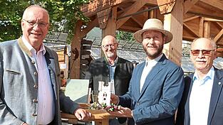 Einen Stadtturm aus Ton hat Schirmherr, Landrat Franz Löffler, bekommen.