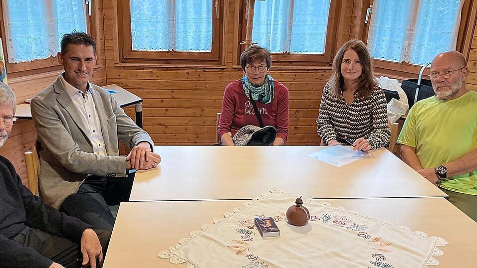 Sie stehen voll und ganz hinter der Neugründung der Parkinson-Gruppe (v l.): Wolfgang Hammer, Bürgermeister Andreas Liebl, Martha Herrnberger, Sandra Groth und Henning Lassen, der die Gruppe leiten wird. Sie stehen voll und ganz hinter der Neugründung der Parkinson-Gruppe (v l.): Wolfgang Hammer, Bürgermeister Andreas Liebl, Martha Herrnberger, Sandra Groth und Henning Lassen, der die Gruppe leiten wird.